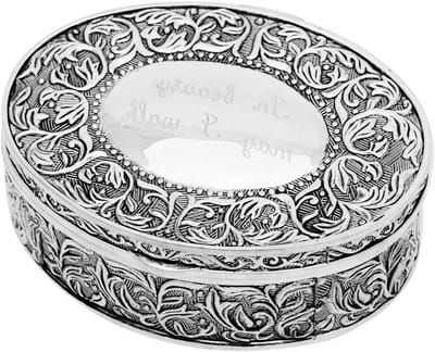 Sieradendoos Ovaal - Etui Metaal - Sieraden Opbergen - Met Gravure - Groot 12.5cm - Zilverkleurig