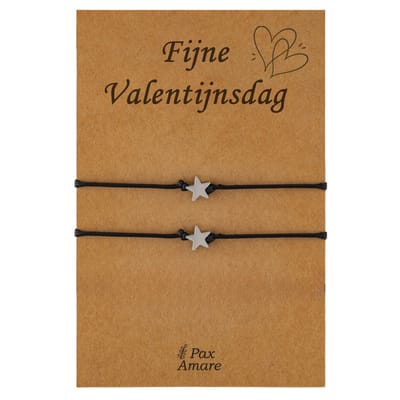 Koppel Armbandjes voor 2 "Fijne Valentijnsdag" - Sterretjes - Vriendschapsarmbandjes met Persoonlijk Cadeau Kaartje - Zilverkleurig - Elastisch Verstelbaar - Pax Amare