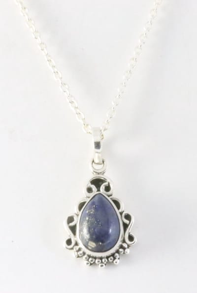 Fijne bewerkte zilveren hanger met lapis lazuli aan ketting