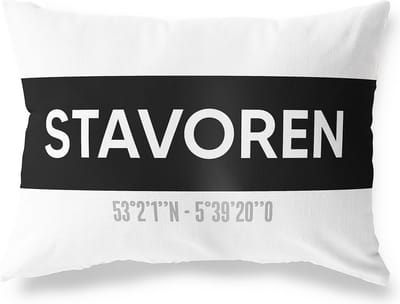 Tuinkussen STAVOREN - FRIESLAND met coördinaten - Buitenkussen - Bootkussen - Weerbestendig - Jouw Plaats - Studio216 - Modern - Zwart-Wit - 50x30cm