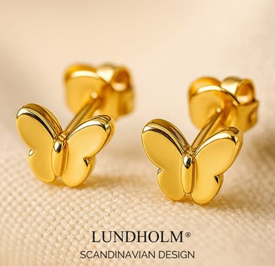 Lundholm Oorknopjes Dames Vlinder Gold Plated - Premium Stainless Steel - Kleine Goud kleurige Oorbellen (0.6 cm) - Cadeautje - Luxe Geschenkverpakking