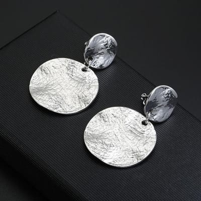 Vintage metalen getextureerde ronde schijf clip-on oorbellen zonder piercing geometrische statement grote oorbellen zonder gaatjes oorclips gray