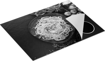 Chefcare Inductie Beschermer Bord met Spaghetti op een Zwarte Marmeren Plaat - Zwart Wit - 70x50 cm - Afdekplaat Inductie - Kookplaat Beschermer - Inductie Mat
