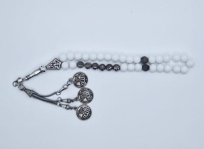 Handgemaakte naam tasbih 33 Kralen Natuursteen “ Mat Witte agaat” - met metaal tassel “Allah jala jalaluh"- Met je naam of de naam van uw geliefde- 8 mm diameter van de korrel