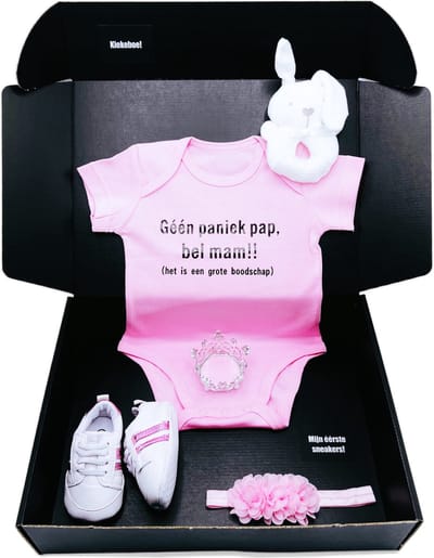 Kraamcadeau meisje - met roze romper, rammelaar, babyschoentjes en hoofdband- kan ook rechtstreeks als cadeau
