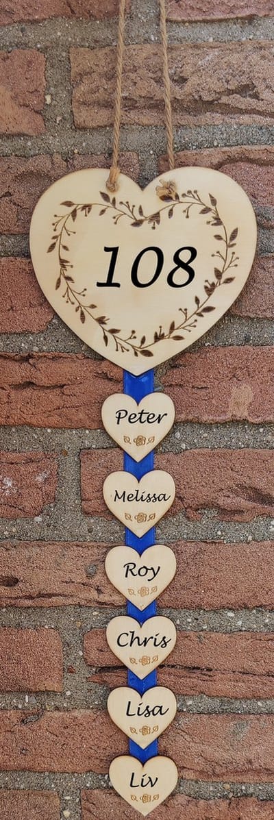 Houten hartvormige tekstladder gepersonaliseerd met uw eigen tekst - Blauw lint - Hangbord - Huisnummer - Naambord - Eigen naam - 6 bordjes