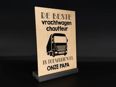 Woodart Houten Tekstbord “De Beste Vrachtwagenchauffeur Is Onze Papa” – 30x21 cm – Natural/Zwart – Truckers Quote Wanddecoratie – Cadeau Vader