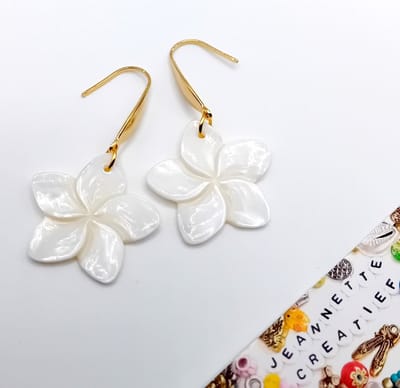 Jeannette-Creatief® - Beach - Plumeria Oorbellen Parelmoer Goud - Aloha - Beach - Sea Sun & Sand - Oorbellen - Hawai - Flowers - Earrings with Flowers - Oorhangers - Parelmoer Oorhangers - Schelp Oorhangers - Handgemaakte Sieraden
