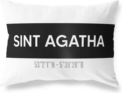 Tuinkussen SINT AGATHA - NOORD-BRABANT met coördinaten - Buitenkussen - Bootkussen - Weerbestendig - Jouw Plaats - Studio216 - Modern - Zwart-Wit - 50x30cm