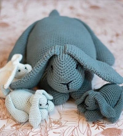 Wolcafé Haakpakket moederkonijn met kleintjes - 40 cm - Excl. haaknaald en vulling