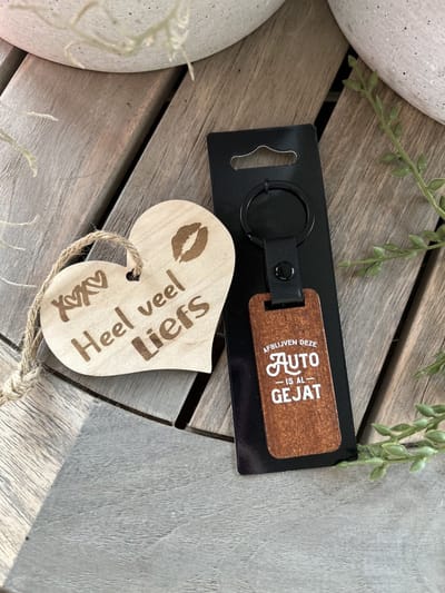 Creaties van hier – sleutelhanger Auto gejat met houten hartje – Walnoothout – 5x15 cm – Hanger