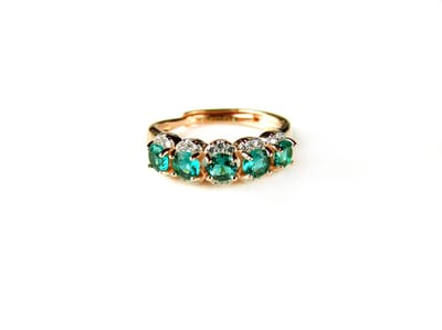 Ring in zilver roos goud verguld gezet met groene stenen en cubic zirconia