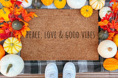 Peace Love And Good Vibes | 60x40 cm | Nieuwe huis cadeau | Ingangsmat | Deurmat met stijl | Verhuizing cadeau | Praktisch & trendy | Perfect voor binnenkomst | Cadeau voor nieuwe woning