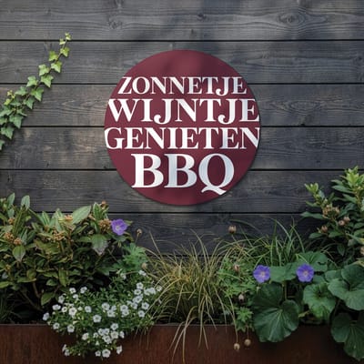 Tuincirkel Zonnetje Wijntje Genieten BBQ - Bordeaux - Wandbord - 25cm - Wanddecoratie voor Buiten - UV- en Waterbestendig