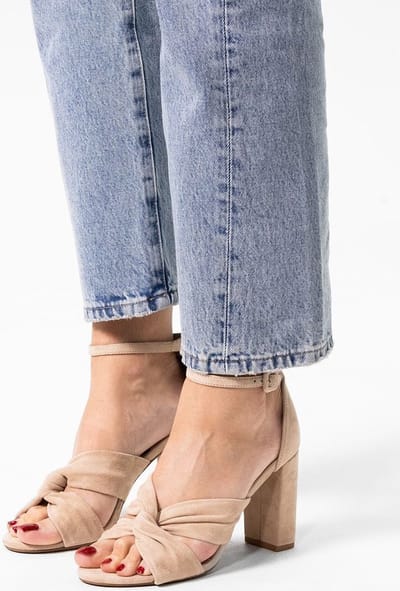 Sacha - Dames - Beige geknoopte suède sandalen met hak - Maat 38