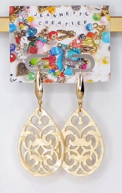 Jeannette-Creatief® - Resin - Barok Druppel Beige - Resin Oorbellen – Oorbellen Beige - Gouden Oorbellen - Oorbellen – Oorhangers - Oorbellen dames - RVS Gouden Oorhaakjes
