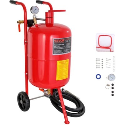 VEVOR 40L zandstraalmachine, uitgerust met sproeier, afsluitklep, manometer, keramische sproeier, 2,5 m slang, vultrechter, waterafscheider en 15 cm rubberen wielen. Draagbare zandstraalmachine.