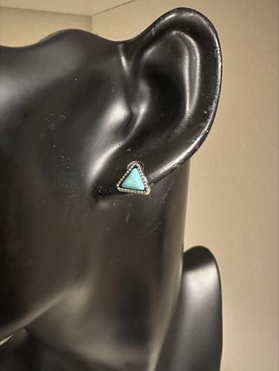 blauwe driehoek knopjes | Make up | Parfum | Moederdag | Verjaardagscadeau| Cadeautje| Valentijnsdag| Kado | sieraden | vaderdag | oorbellen | oorsieraden