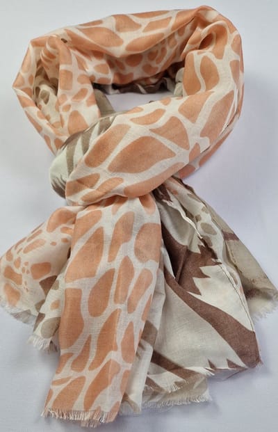 Zomersjaal met print divers van fijne zachte stof 50% katoen met 50 % viscose