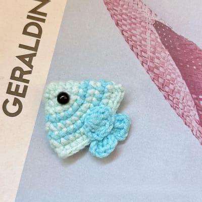 Pendentif Poisson Océanique Mignon Dessin Animé au Crochet en Laine Fait Main Accessoires Porte-clés DIY Accessoires Vêtements Petite Broche Poisson bleu