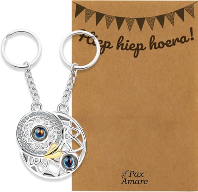 BFF Sleutelhanger voor 2 'Hiep Hiep Hoera' - Rondjes ILY IN 100 TALEN - Sleutelhanger set op Cadeau Kaartje - Zilverkleurig - Verjaardags Hanger - Pax Amare