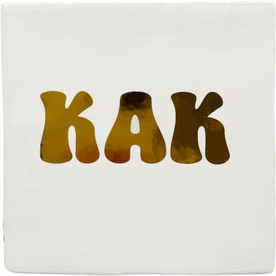 Snoes Spreuktegel – KAK. – Wit met Goud – Hippie Style – Inclusief Gratis Plakhaakje – Luxe Keramiek 10x10 cm – Chique Humor Cadeau – Wanddecoratie Goud