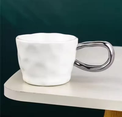 Moderne Keramische Kop - Wit Gekreukt Design met Glanzend Zilveren Handvat - Unieke Mok 400ml