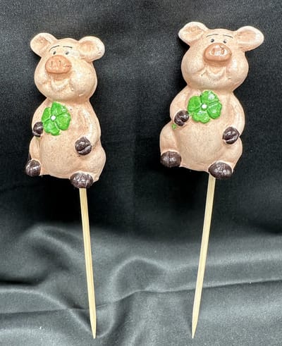 Decoratieve Kerst stekers "Varken" - Set van 2 stuks - meerkleurig - keramiek - hoogte incl. steker 18 cm x 4 x 1 cm - Woonaccessoires - Decoratieve stekers - Tuinaccessoires - Kerst accessoires