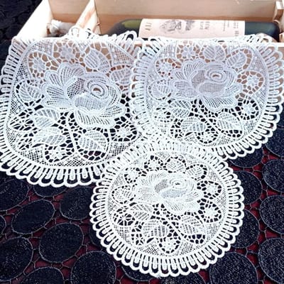 Lace Tafelkleed Set met 6 Stuks - Ronde Bloemvormige Onderzetters en Placemat voor Eetkamer, Keuken en Bruiloft Decoratie - 15 cm Roze