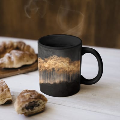 Magische Mok - Foto op Warmte Mokken - Koffiemok - Gouden Bomen in Mistig Landschap - Magic Mok - Beker - 350 ML - Theemok