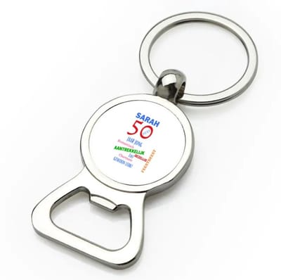 Akyol - sarah 50 flesopener - Verjaardag cadeau - mama - grappige tekst - 9 bij 3 cm