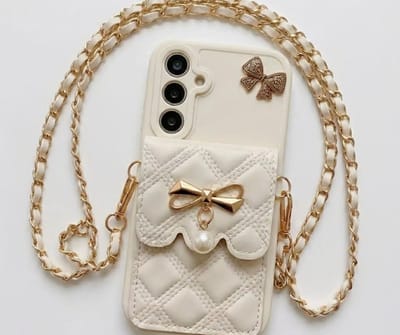 Crèmekleurig telefoon hoesje dames met quilt patroon, goudkleurige strik details en parel hanger, inclusief schouder ketting – geschikt voor Samsung A55 – luxe backcover met opbergvak