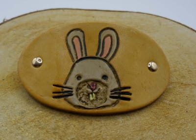 Leren beige haarclip voor kinderen met konijn - sierlijke kinder haarclip - konijntje haarclip - kinderlijke haarsieraad - kinder haaraccessoires - mooie handgemaakte kinder haarclip - beige kinder haarclip