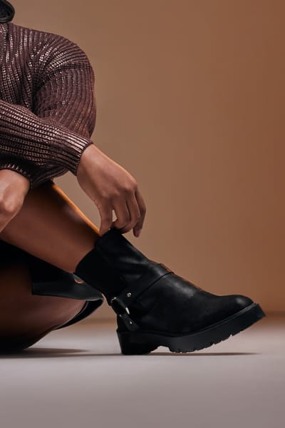 Yours Bikerchelsea Boots Met Elastische Inzet En Gespdetail In Een (Extra) Brede Pasvorm In Zwartsize 38EEE