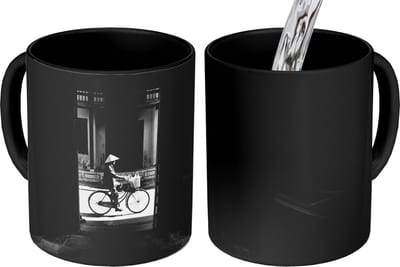 Magische Mok - Foto op Warmte Mokken - Koffiemok - Deur - Fiets - Straat - Architectuur - Magic Mok - Beker - 350 ML - Theemok
