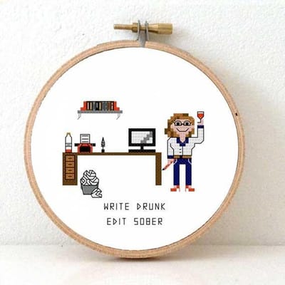 Vrouwlijke Schrijfster borduurpakket | Borduurpakket voor volwassenen | cadeau voor blogger maken | Borduurpakket inclusief borduurring, DMC borduurgaren, Aida borduurstof, borduurnaald en instructies