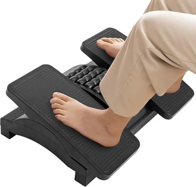 In hoogte verstelbare en in hoek verstelbare zwarte voetsteun met massageoppervlak - Antislip ergonomische voetenbank voor kantoor en thuis