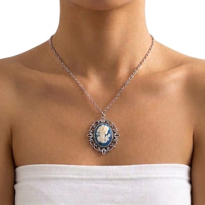 Zilverkleurige schakel ketting voor dames met ovaal hanger cameo stijl blauw wit