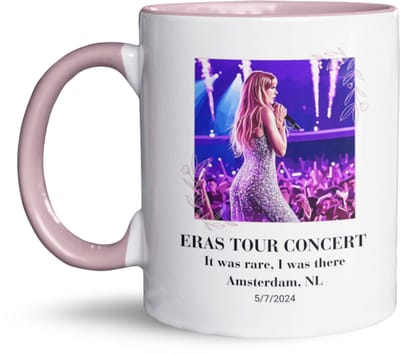 NietMokken.nl - Keramische mok met Eras Tour Amsterdam concert ontwerp - Perfect voor Taylor Swift fans - Aan beide zijden bedrukt - Vaatwasser- en magnetronbestendig - Ideaal cadeau voor Swifties om je concertmoment te herbeleven! - 5 juli versie