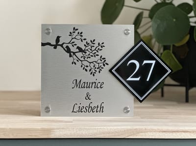 Naambordje / huisnummer voordeur vogels op tak met nummer rvs look 20x28cm