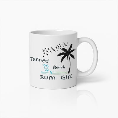 Tanned Beach Bum Girl Mok – Zomerse Koffiebeker met Palmboom en Relaxte Strandvibes