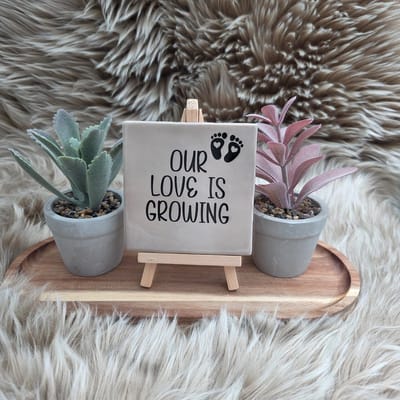 Robuust Wenstegeltje “Our Love is Growing” – 10x10 cm – Zwangerschap & Liefde Wanddecoratie - Our Love is Growing tegel – zwangerschap aankondiging – babyshower cadeau tegel – tegeltje baby op komst – Decoratief Tegeltje met Standaard – Cadeau Idee