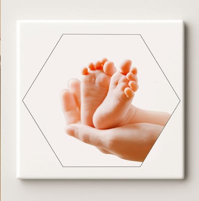 Pasgeboren Babyvoetjes Tegel 15x15cm – Hartverwarmende Keramische Wanddecoratie – Perfect Cadeau voor Nieuwe Ouders of Babykamer Decoratie