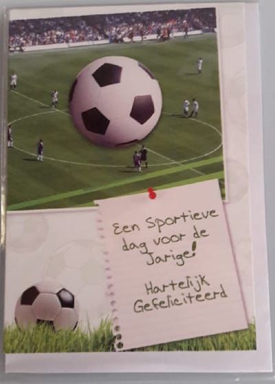 Een sportieve dag voor de jarige! Hartelijk gefeliciteerd! Een leuke kaart met een voetbalveld vol toeschouwers en spelers. Een leuke kaart om zo te geven of om bij een cadeau te voegen. Een dubbele wenskaart inclusief envelop en in folie verpakt.