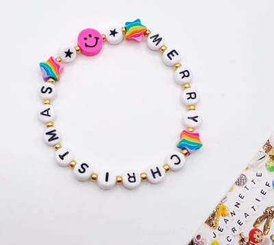 Jeannette-Creatief® - Fun - Kralenarmband Kerst Rainbow Stars & Smiley - Armband Elastiek - Armband met Tekst - Letterkralen - Polymeerkralen - Miyuki Rocailles Galvinised Gold - Armband - Kralenarmband - Cadeau - Feestdagen - Cadeautip - Sieraden