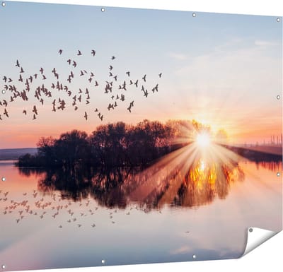 Gards Tuinposter Groep Vogels Boven de Meer met Zonsondergang - 150x120 cm - Tuindoek - Tuindecoratie - Wanddecoratie buiten - Tuinschilderij