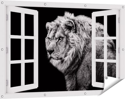 Gards Tuinposter Doorkijk Leeuw - Zwart Wit - 120x80 cm - Tuindoek - Tuindecoratie - Wanddecoratie buiten - Tuinschilderij