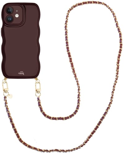 xoxo Wildhearts Glossy Wavy Cord Case Burgundy - Geschikt voor iPhone 12 - Classic Chain - Lang koord - Glimmend telefoonhoesje met golven - Hoesje met koord - Bordeaux rood met gouden ketting - Telefoonkoord - Lange variant koord