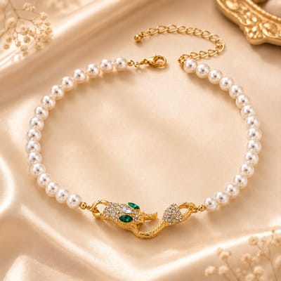 Luxamore® Dames Ketting Wit – Witte Parelketting met Goudkleurig Slangenkopontwerp – Groene Steentjes – Halsketting Dames – Cadeau voor Haar