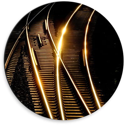 Dibond Wandcirkel - Treinrails in het Donker - 30x30cm Foto op Aluminium Wandcirkel (met ophangsysteem)